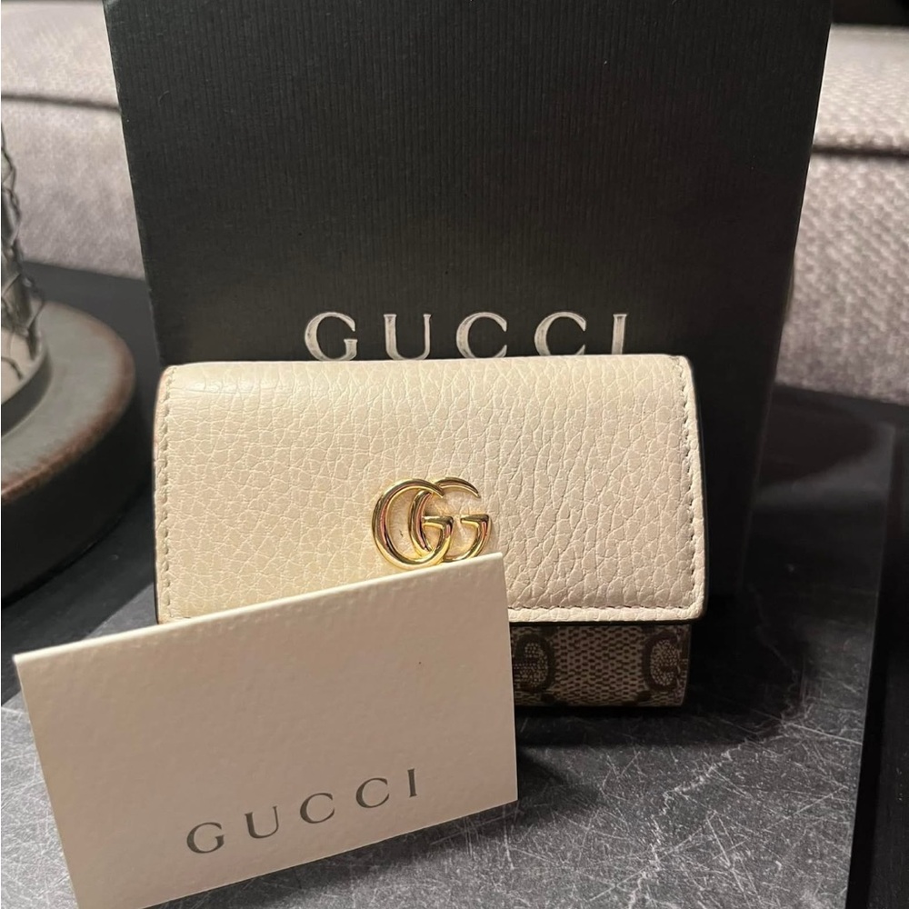 Gucci Cream Key Holder with Gold Hardware